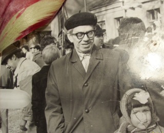 Люличав А.Н. с внучкой на первомайской демонстрации в 1986 г.